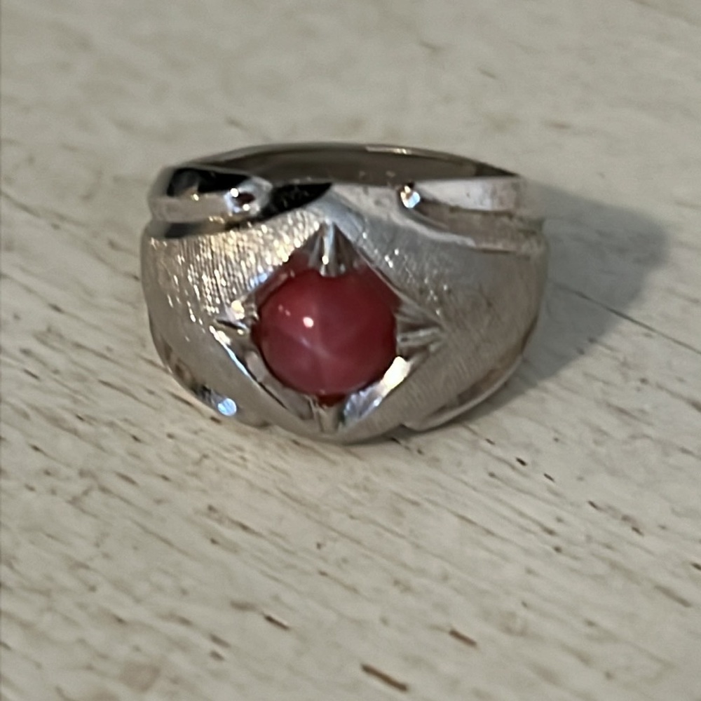 Vintage 18kt HGE  gold Stamped white gold pink stone cocktail ring size 6
